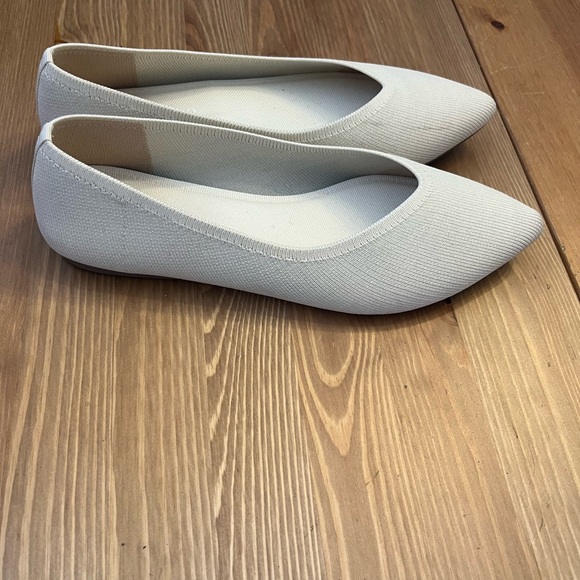 Cream Textured Flats with Pointed Toe Design - Picture 4 of 5